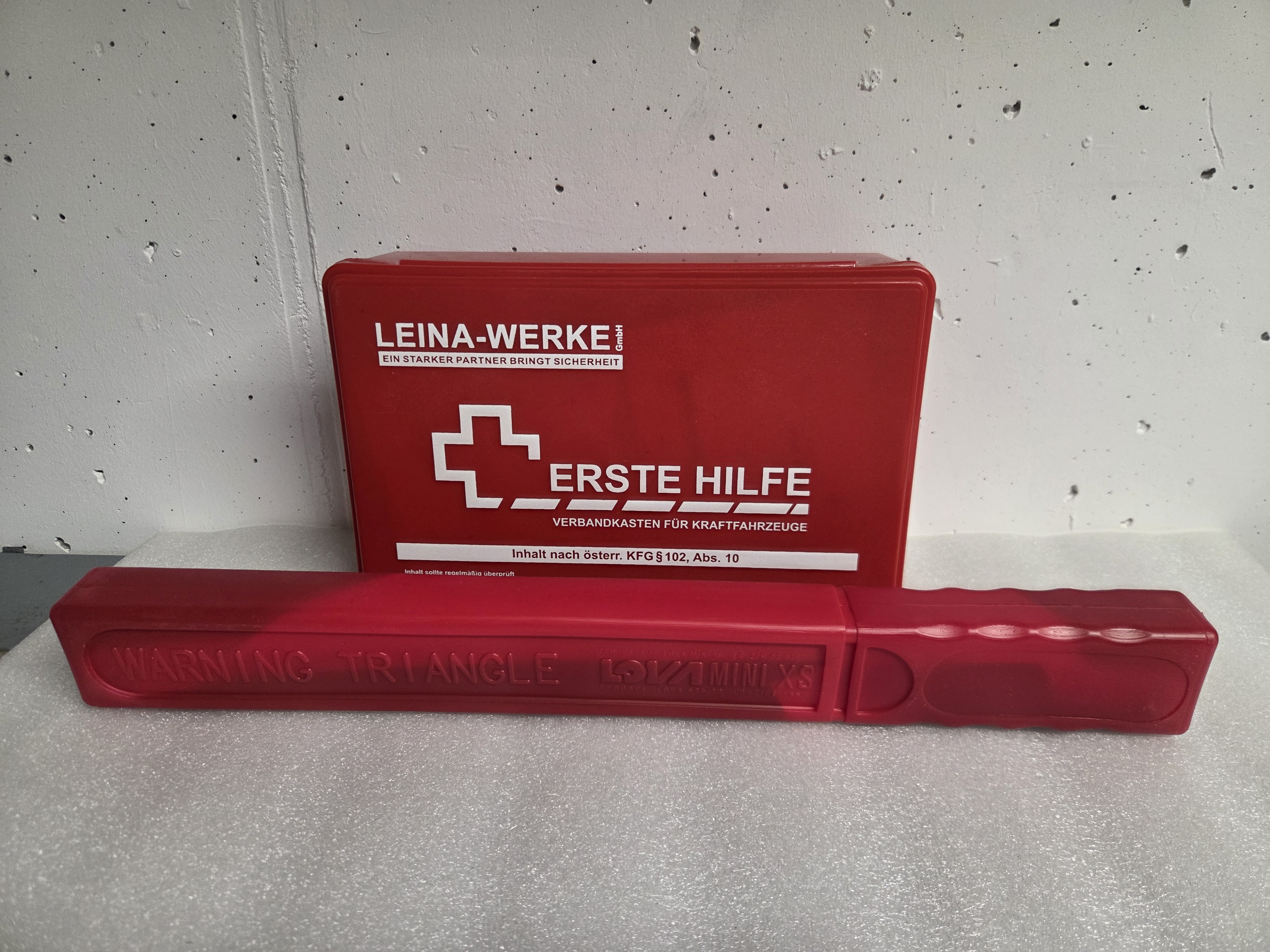KFZ-Verbandkasten Kunststoff rot DIN 13164 inklusive Warndreieck